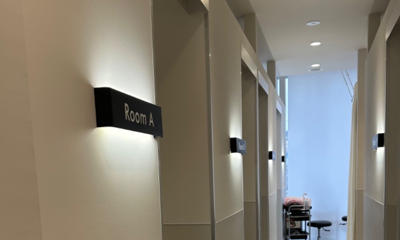 個室「Room A」が並ぶ通路